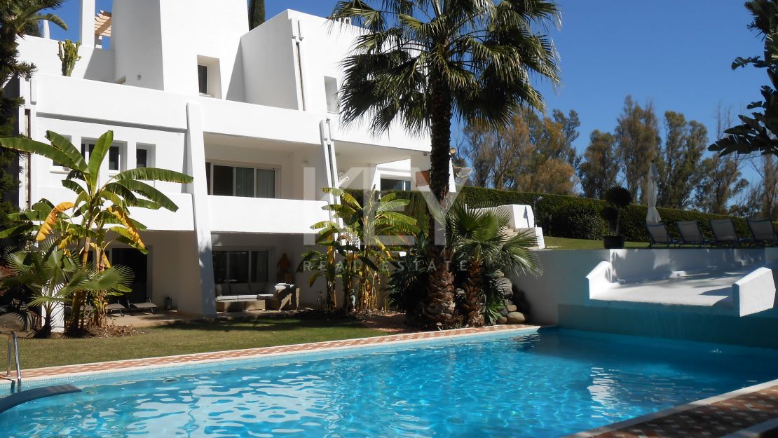 Villa Chantal: una villa moderna en primera línea de golf en La Cerquilla, Nueva Andalucía