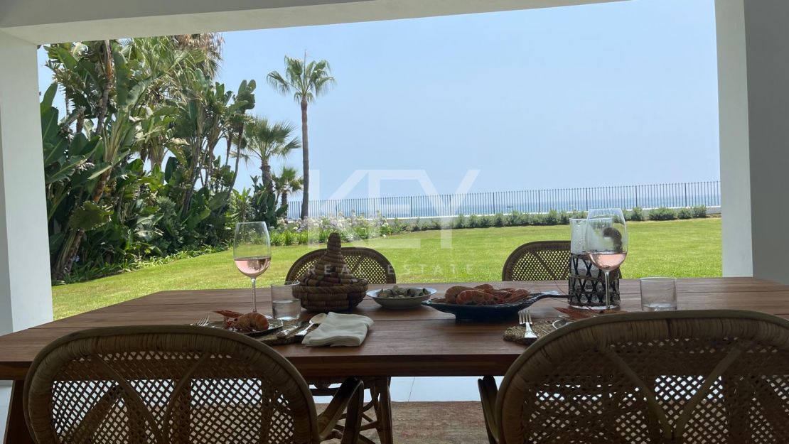 Villa Encanto: Villa mediterránea frente al mar en Guadalmina Baja