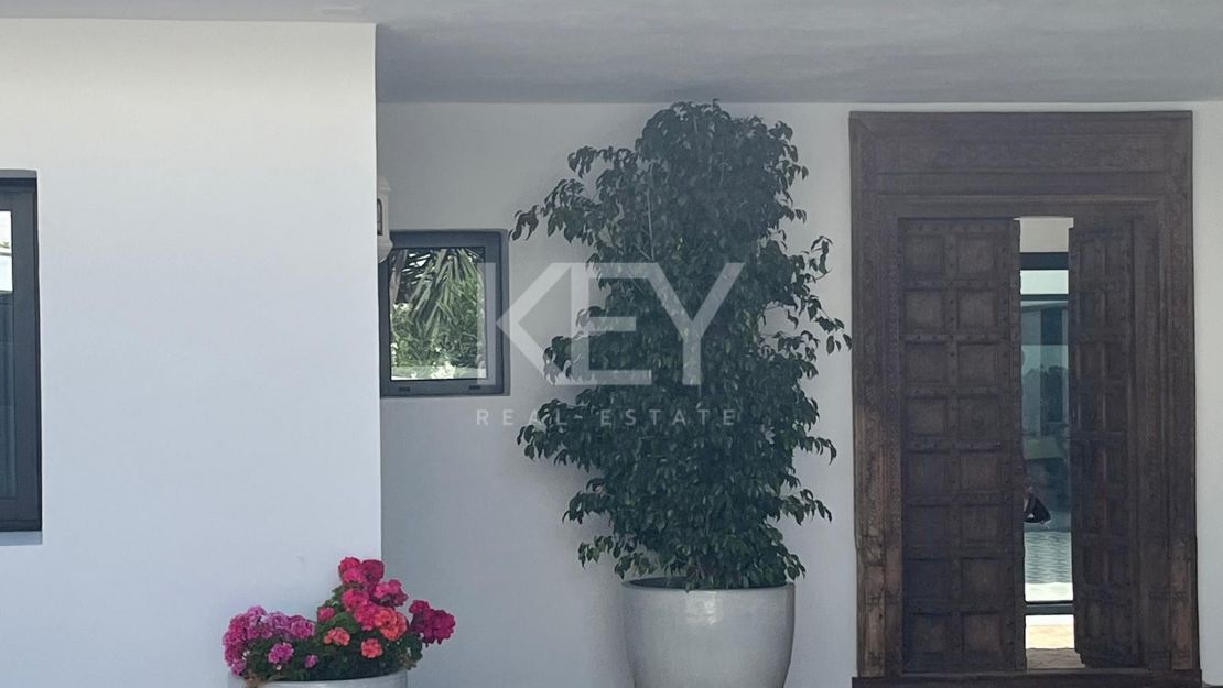 Villa Encanto: Villa mediterránea frente al mar en Guadalmina Baja