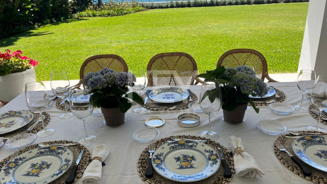 Villa Encanto: Villa mediterránea frente al mar en Guadalmina Baja