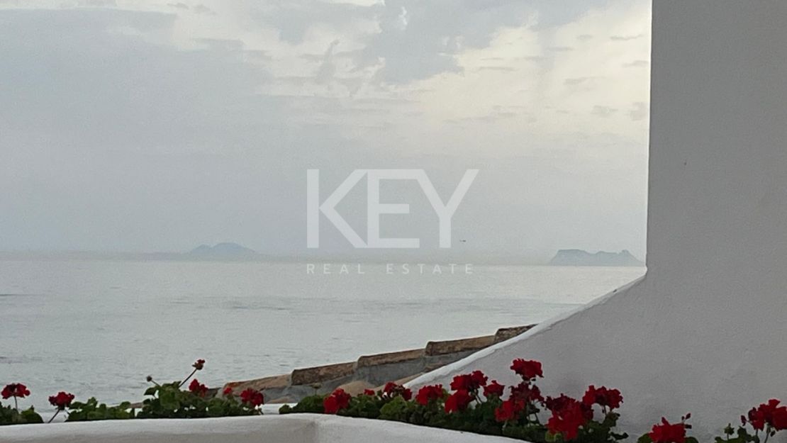 Villa Encanto: Villa mediterránea frente al mar en Guadalmina Baja