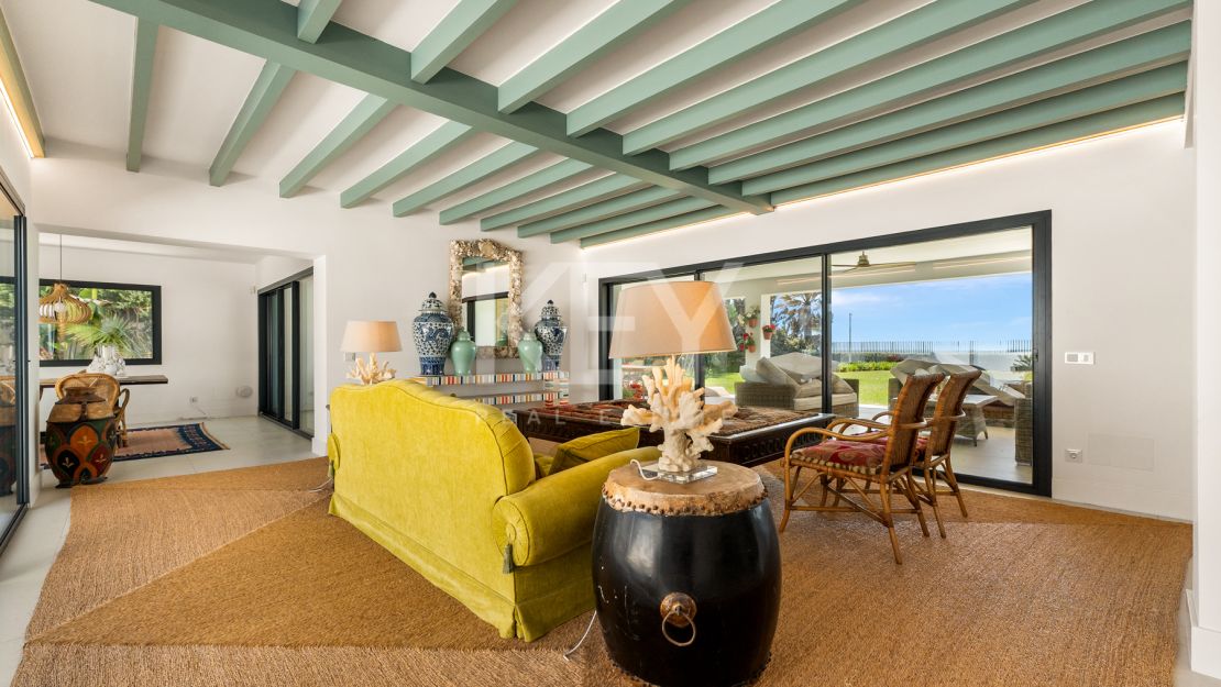 Villa Encanto: Beachfront Mediterranean villa in Guadalmina Baja