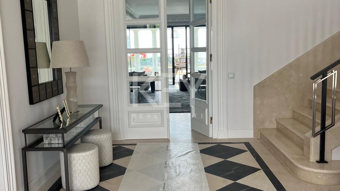 Villa Encanto: Villa mediterránea frente al mar en Guadalmina Baja