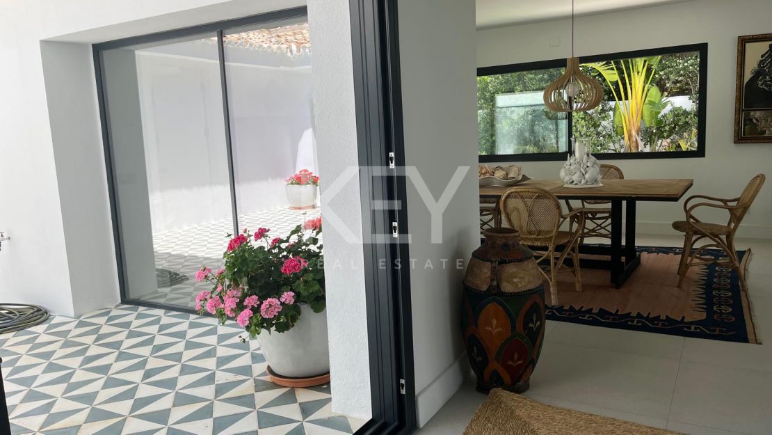 Villa Encanto: Villa mediterránea frente al mar en Guadalmina Baja