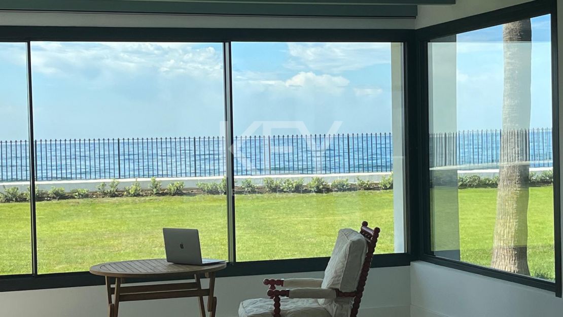 Villa Encanto: Villa mediterránea frente al mar en Guadalmina Baja