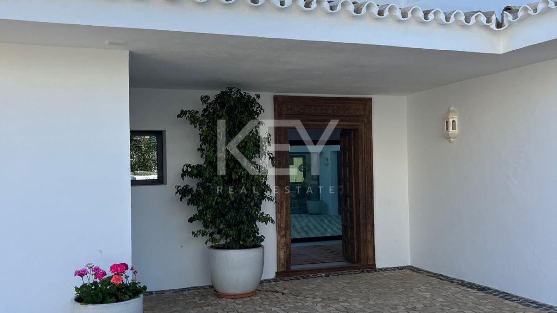 Villa Encanto: Villa mediterránea frente al mar en Guadalmina Baja