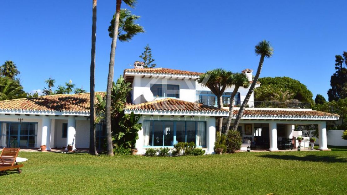 Villa Encanto: Villa mediterránea frente al mar en Guadalmina Baja