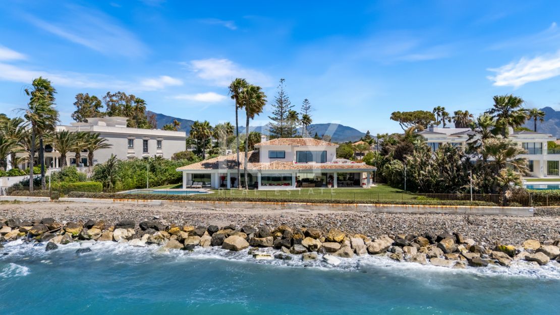 Villa Encanto: Beachfront Mediterranean villa in Guadalmina Baja