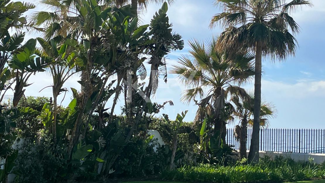 Villa Encanto: Villa mediterránea frente al mar en Guadalmina Baja