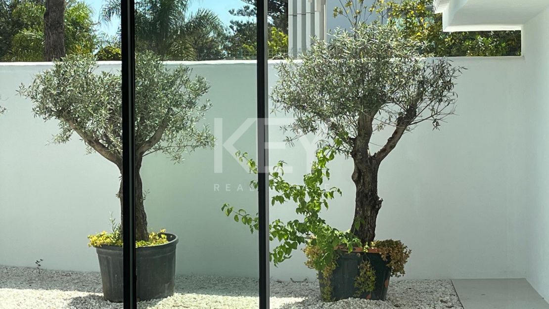 Villa Encanto: Villa mediterránea frente al mar en Guadalmina Baja