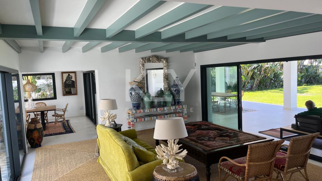 Villa Encanto: Villa mediterránea frente al mar en Guadalmina Baja