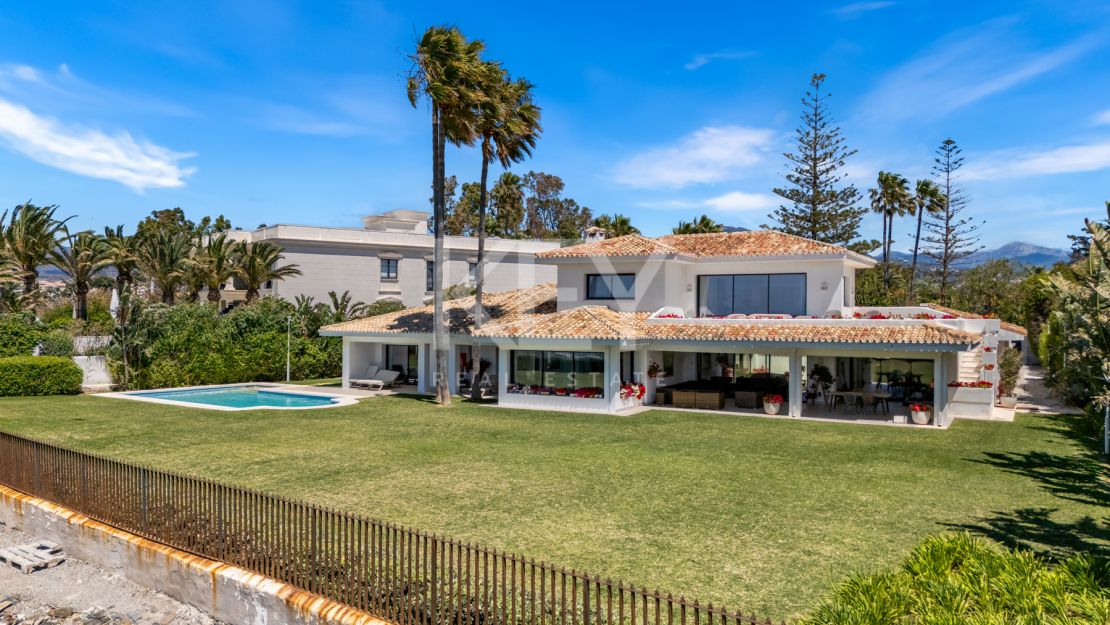Villa Encanto: Beachfront Mediterranean villa in Guadalmina Baja