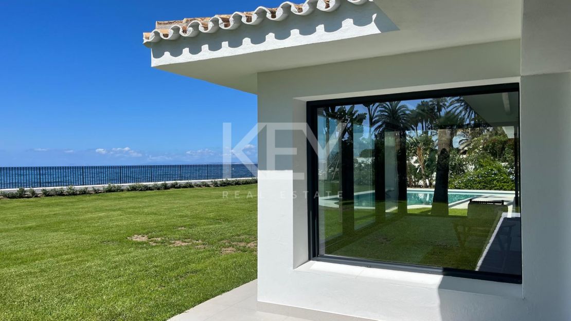 Villa Encanto: Villa mediterránea frente al mar en Guadalmina Baja