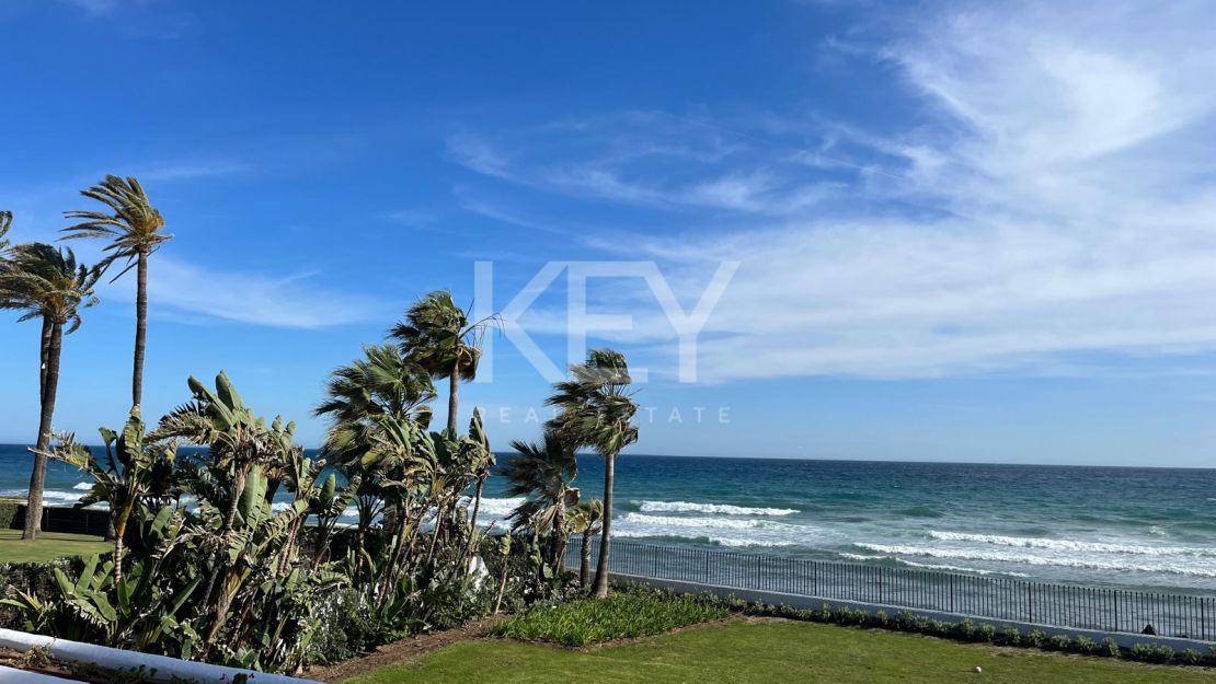 Villa Encanto: Villa mediterránea frente al mar en Guadalmina Baja