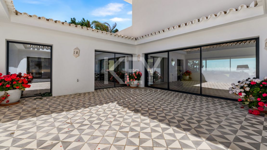 Villa Encanto: Beachfront Mediterranean villa in Guadalmina Baja