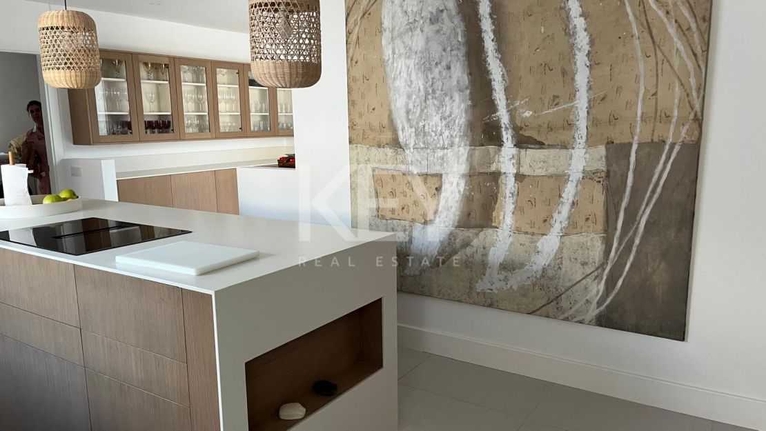 Villa Encanto: Villa mediterránea frente al mar en Guadalmina Baja