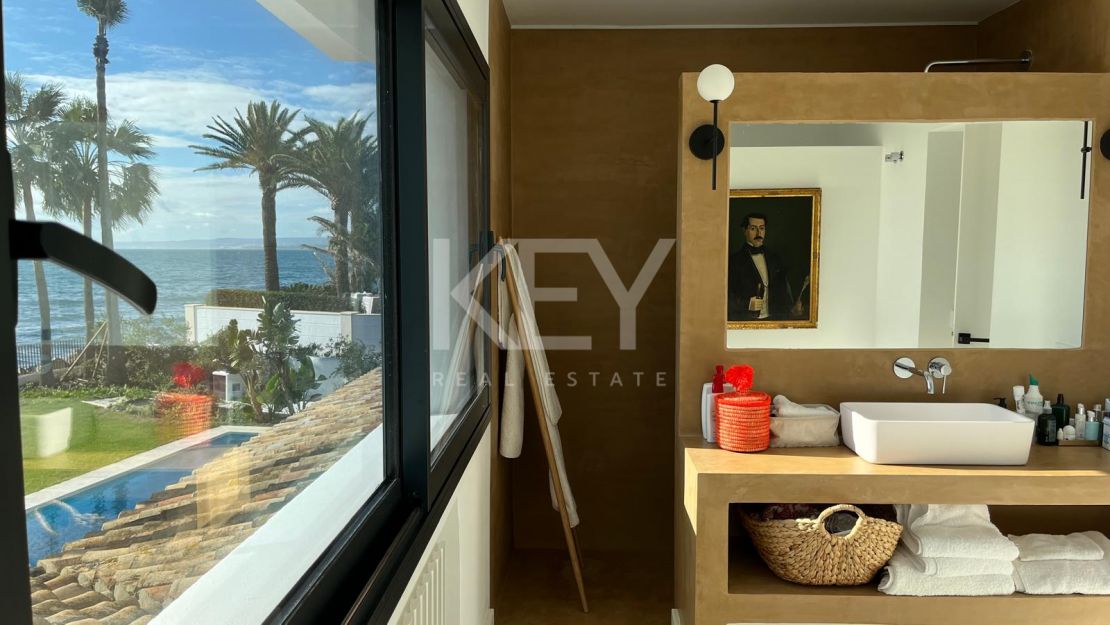 Villa Encanto: Villa mediterránea frente al mar en Guadalmina Baja