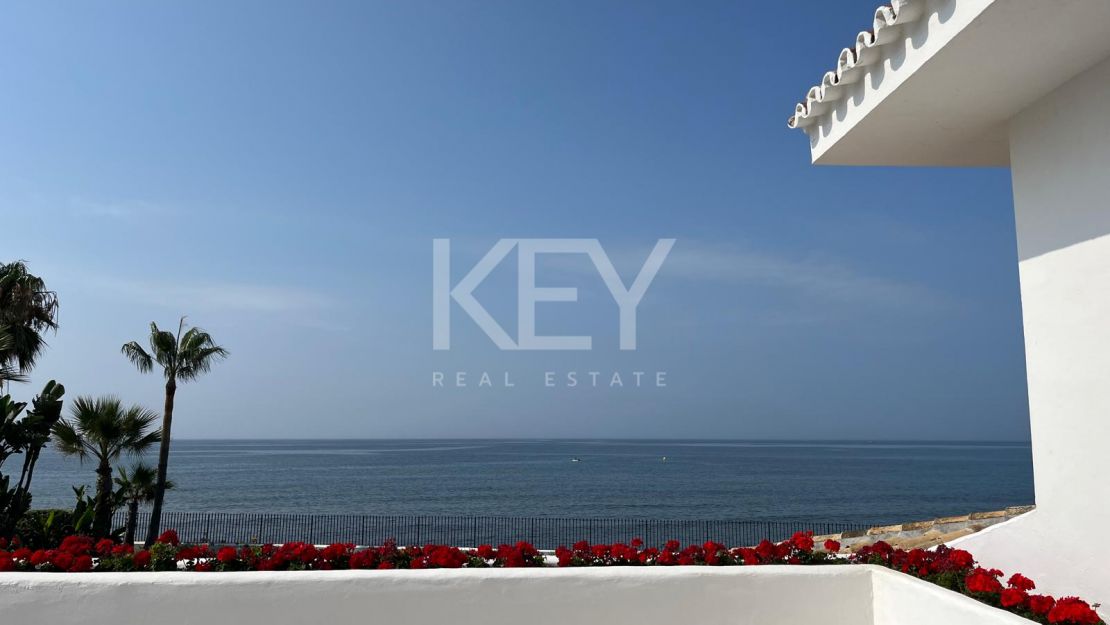 Villa Encanto: Villa mediterránea frente al mar en Guadalmina Baja