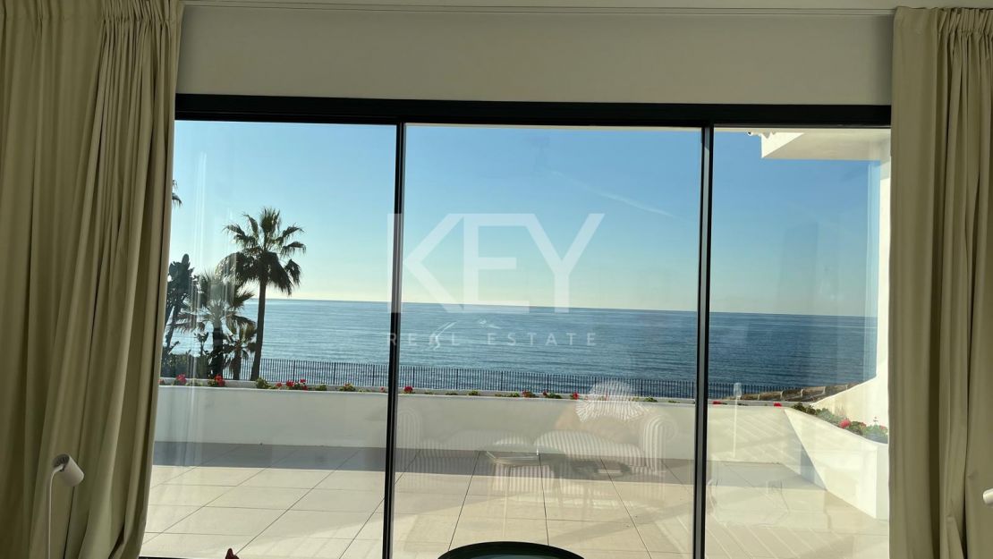 Villa Encanto: Villa mediterránea frente al mar en Guadalmina Baja