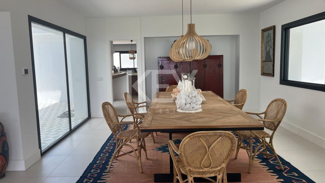 Villa Encanto: Villa mediterránea frente al mar en Guadalmina Baja