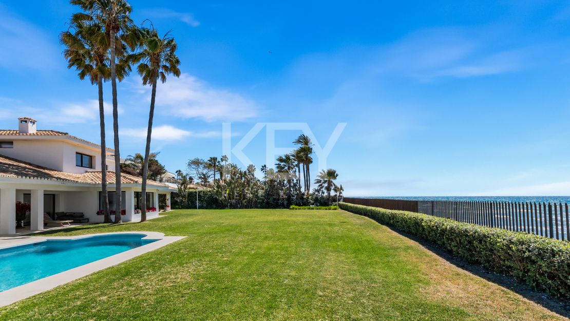 Villa Encanto: Beachfront Mediterranean villa in Guadalmina Baja