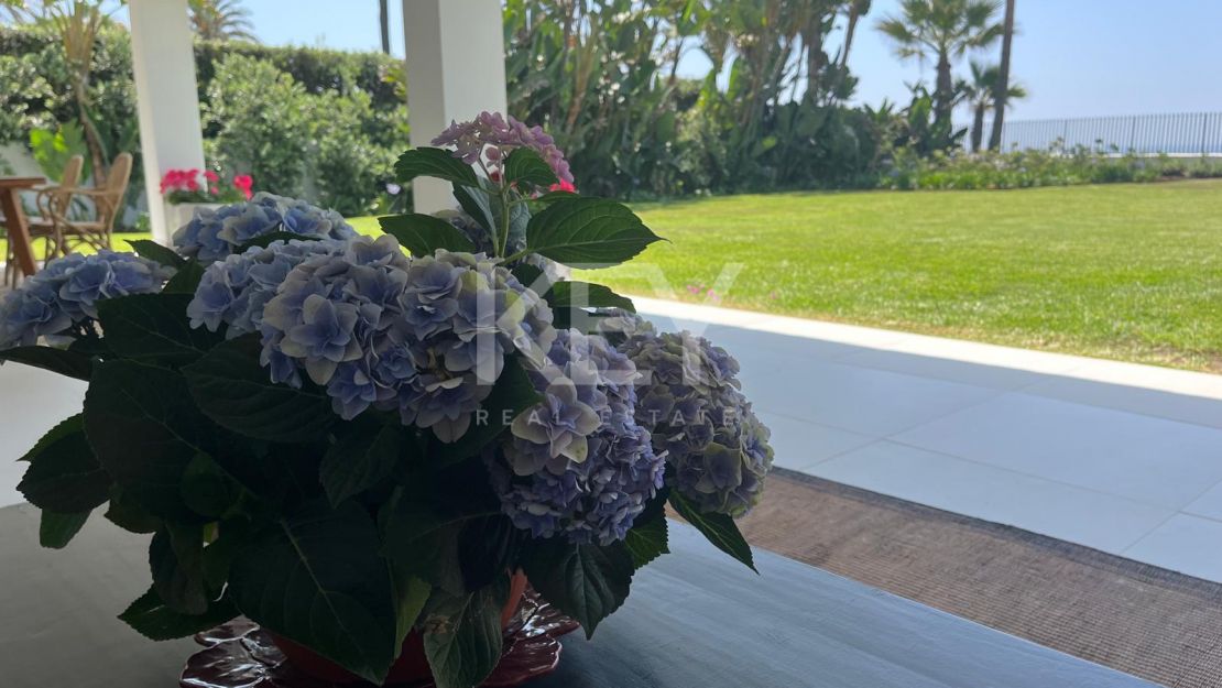 Villa Encanto: Villa mediterránea frente al mar en Guadalmina Baja