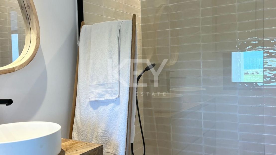 Villa Encanto: Villa mediterránea frente al mar en Guadalmina Baja