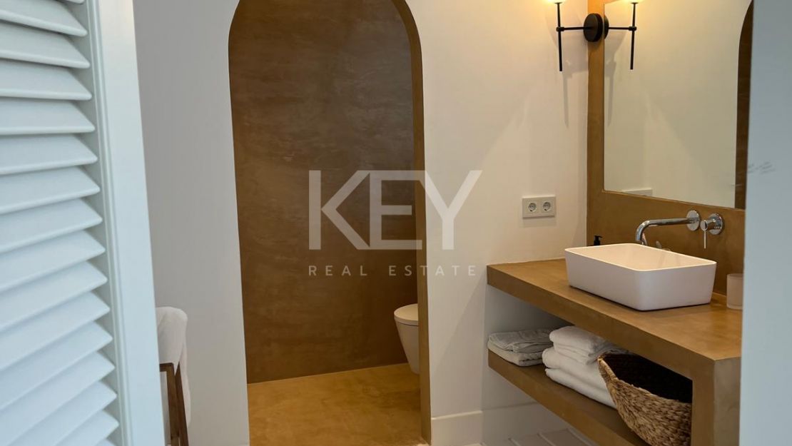 Villa Encanto: Villa mediterránea frente al mar en Guadalmina Baja