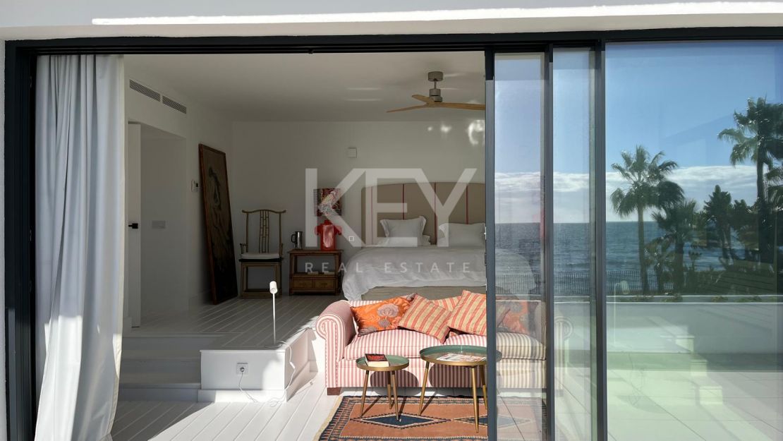 Villa Encanto: Villa mediterránea frente al mar en Guadalmina Baja