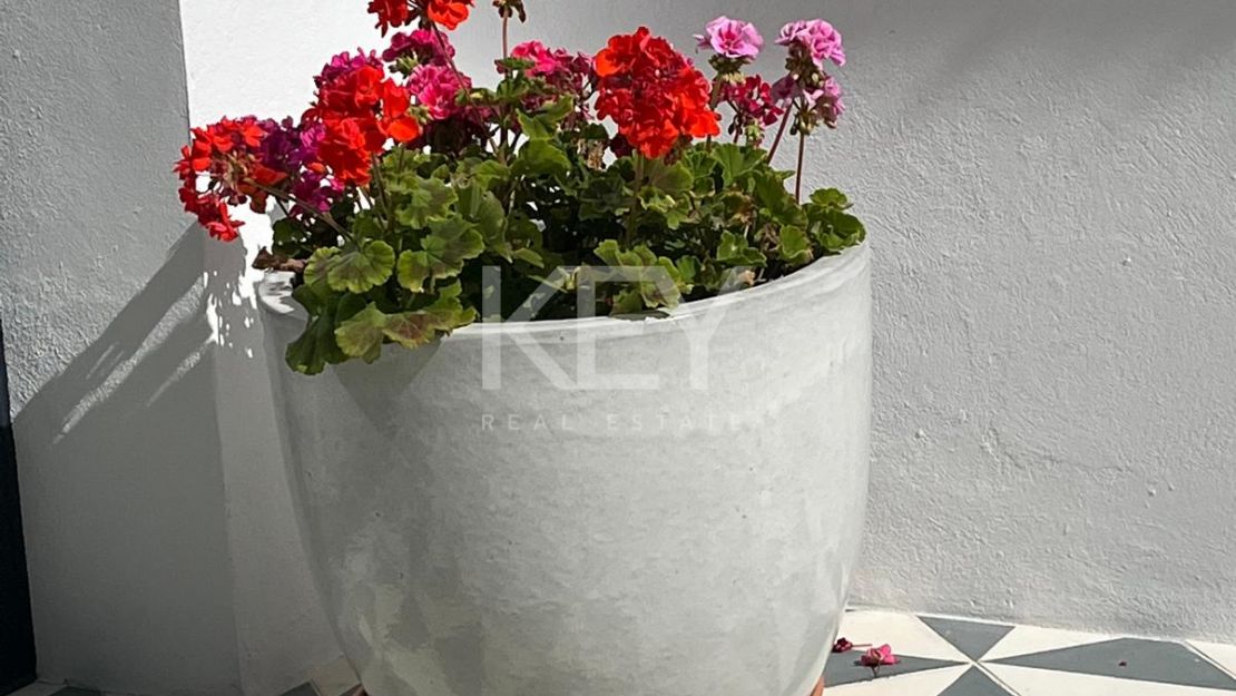 Villa Encanto: Villa mediterránea frente al mar en Guadalmina Baja