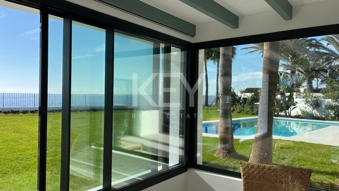 Villa Encanto: Villa mediterránea frente al mar en Guadalmina Baja