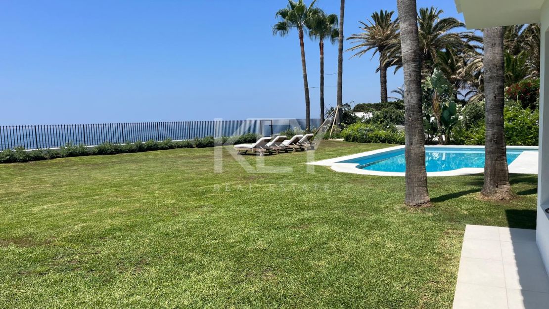 Villa Encanto: Villa mediterránea frente al mar en Guadalmina Baja