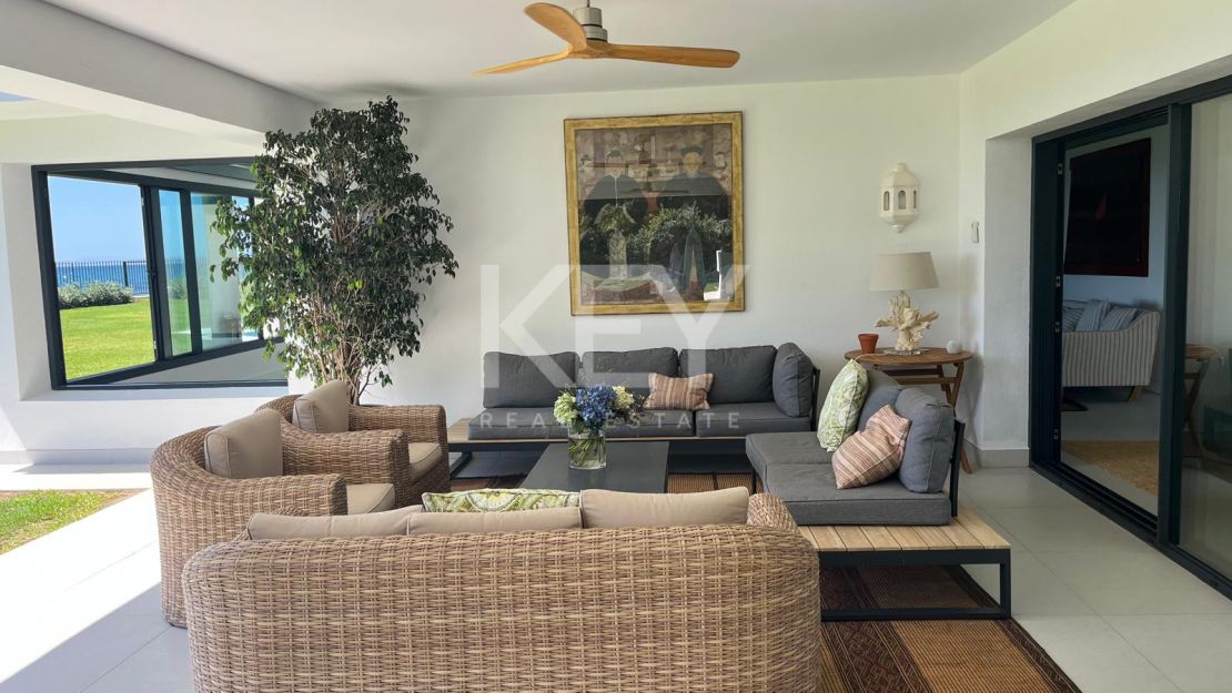 Villa Encanto: Villa mediterránea frente al mar en Guadalmina Baja