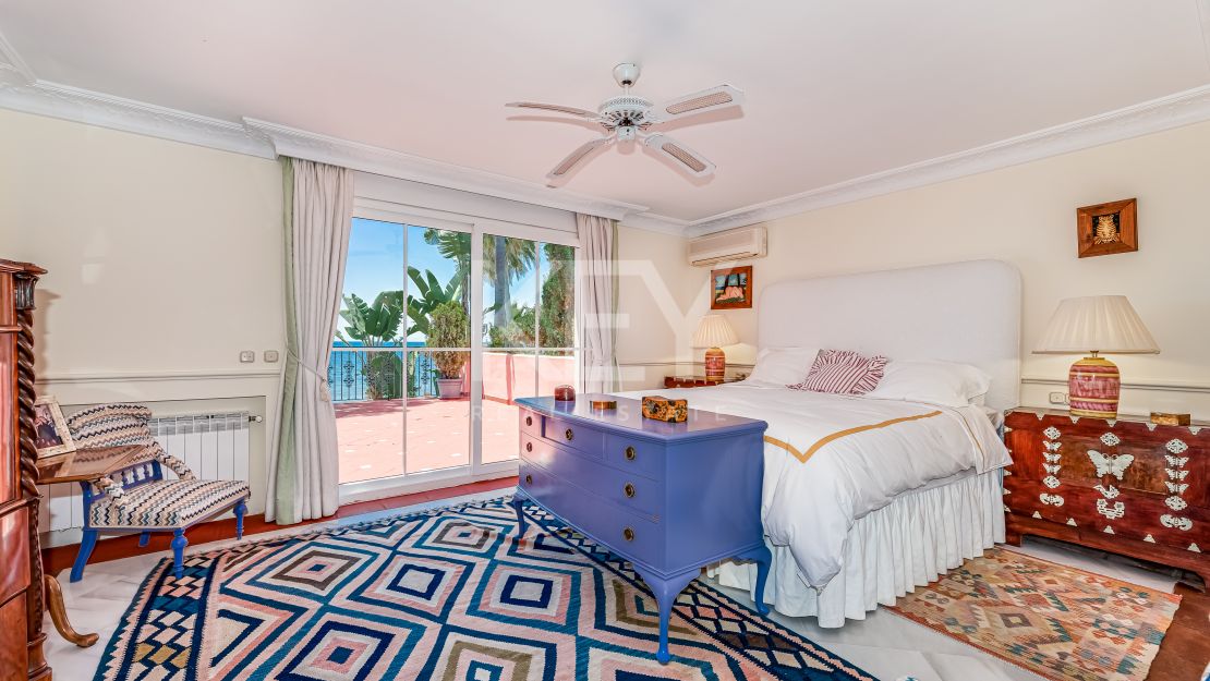 Villa Fiorella: Villa en Primera Línea de Playa en Venta y Alquiler en Guadalmina Baja, San Pedro