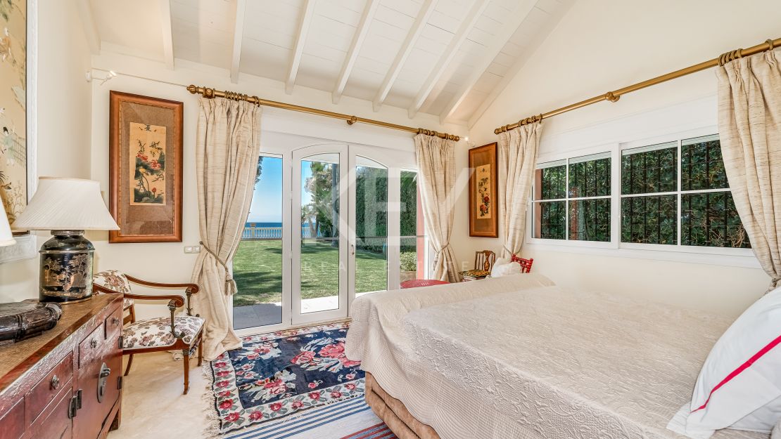 Villa Fiorella: Villa en Primera Línea de Playa en Venta y Alquiler en Guadalmina Baja, San Pedro