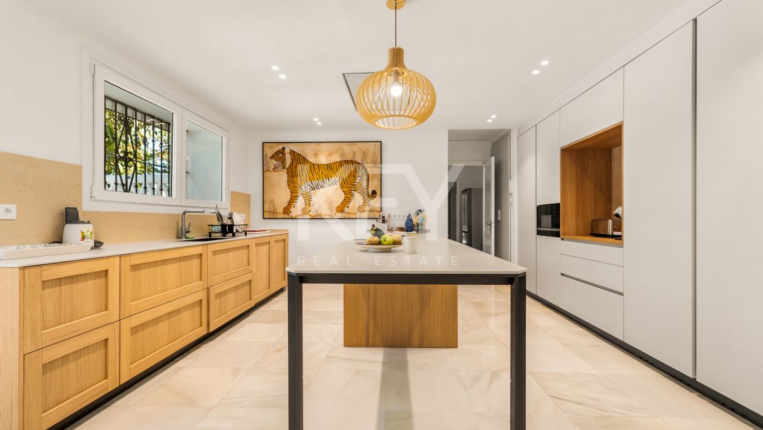 Villa Fiorella: Beachfront Villa for sale and rent in Guadalmina Baja, San Pedro