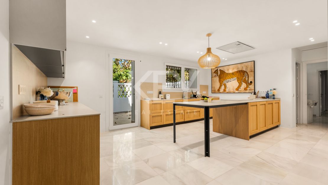 Villa Fiorella: Beachfront Villa for sale and rent in Guadalmina Baja, San Pedro