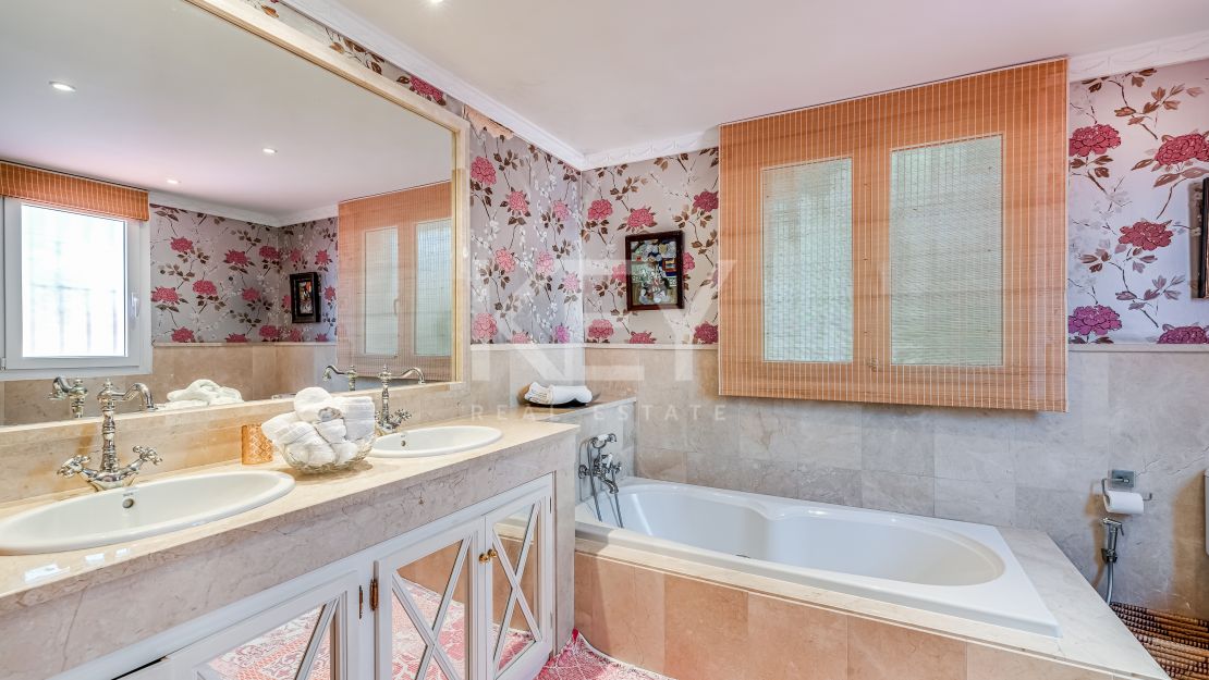 Villa Fiorella: Villa en Primera Línea de Playa en Venta y Alquiler en Guadalmina Baja, San Pedro