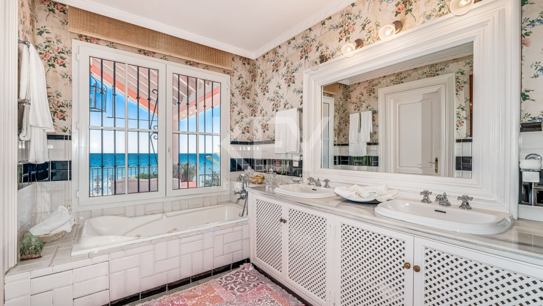 Villa Fiorella: Villa en Primera Línea de Playa en Venta y Alquiler en Guadalmina Baja, San Pedro