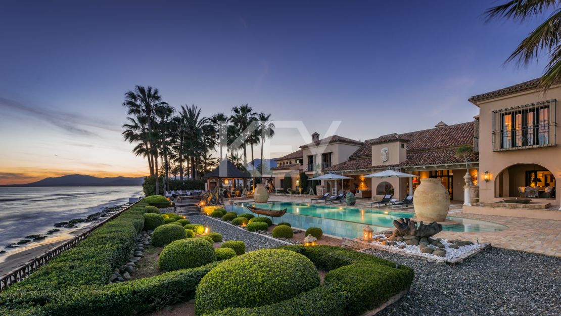 Villa Elegance: Lujosa Villa en primera línea de playa en Los Monteros, Marbella para alquiler a corto plazo