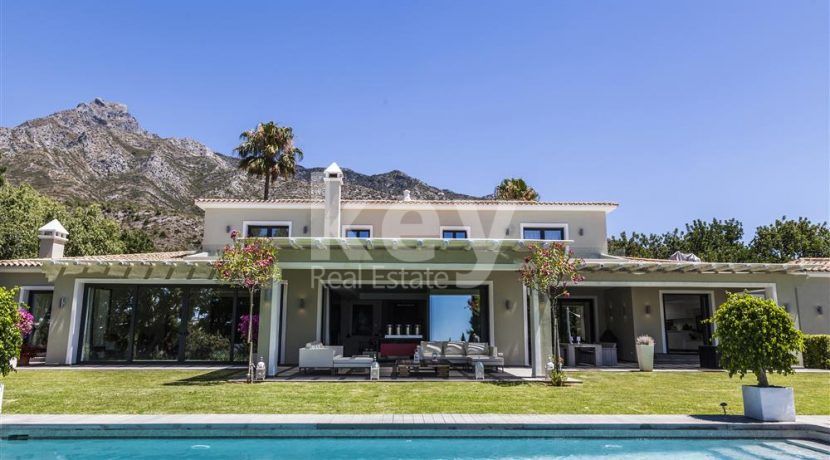 Stunning villa in gated community in Golden Mile, Marbella 