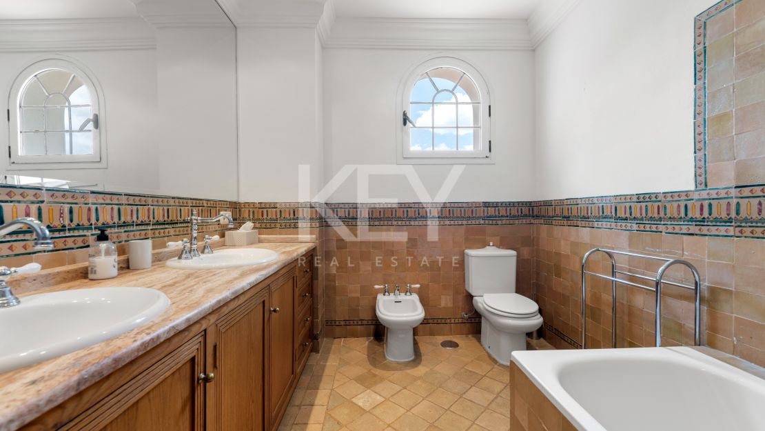 Прибрежная вилла в средиземноморском стиле с большим потенциалом в восточной части Эстепоны