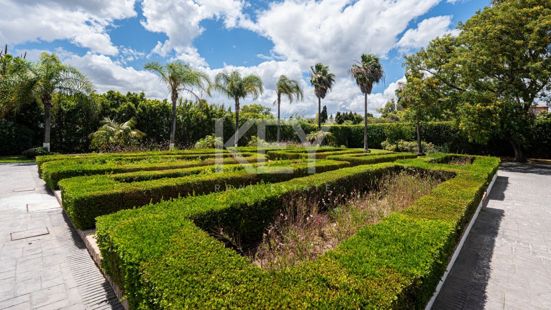 Прибрежная вилла в средиземноморском стиле с большим потенциалом в восточной части Эстепоны