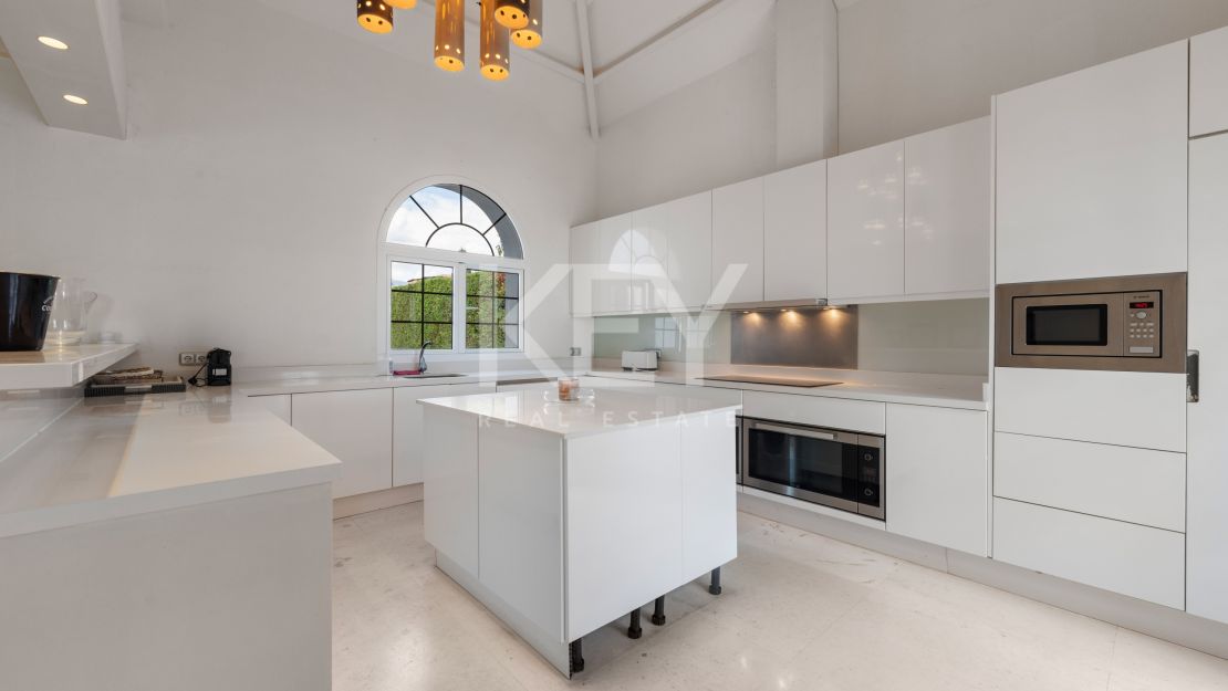 Прибрежная вилла в средиземноморском стиле с большим потенциалом в восточной части Эстепоны