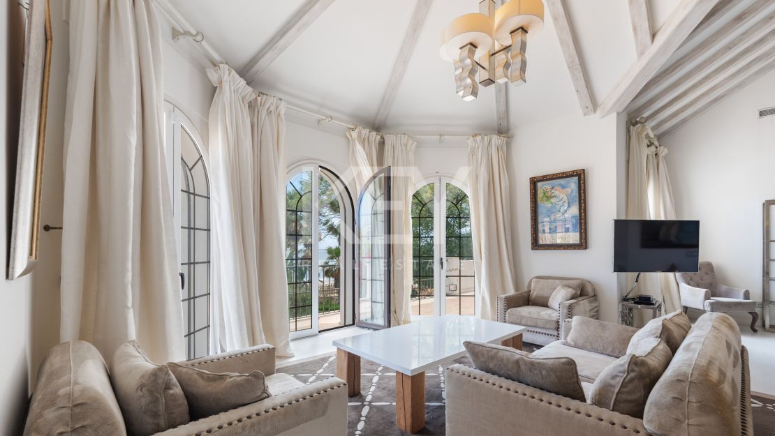 Прибрежная вилла в средиземноморском стиле с большим потенциалом в восточной части Эстепоны