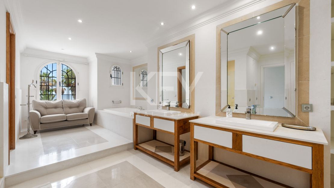 Прибрежная вилла в средиземноморском стиле с большим потенциалом в восточной части Эстепоны