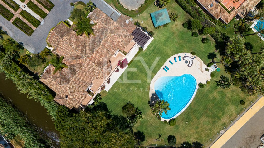 Прибрежная вилла в средиземноморском стиле с большим потенциалом в восточной части Эстепоны