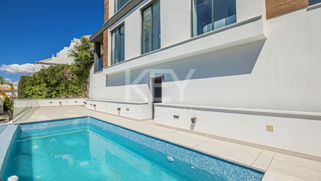 Современный дом с панорамным видом на море в Бенахависе