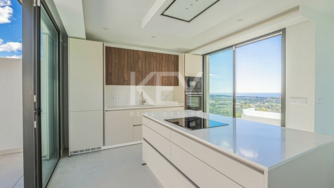 Современный дом с панорамным видом на море в Бенахависе