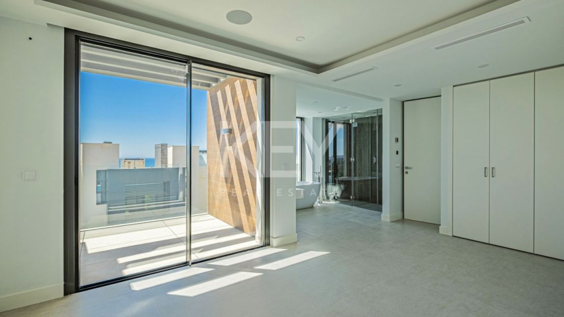 Современный дом с панорамным видом на море в Бенахависе